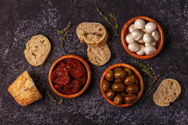 Pan casero con aperitivos sobre un fondo oscuro