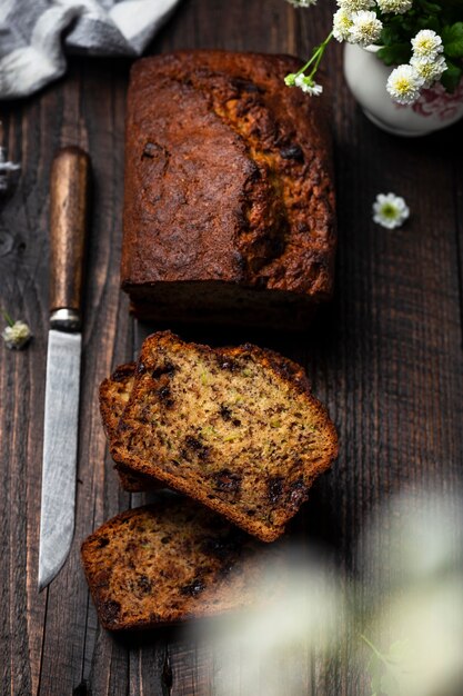 Pan casero con calabacín, plátanos y chocolate