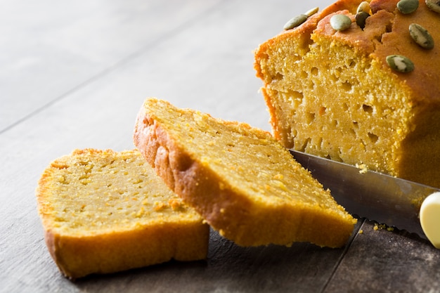 Pan casero de calabaza en mesa de madera.