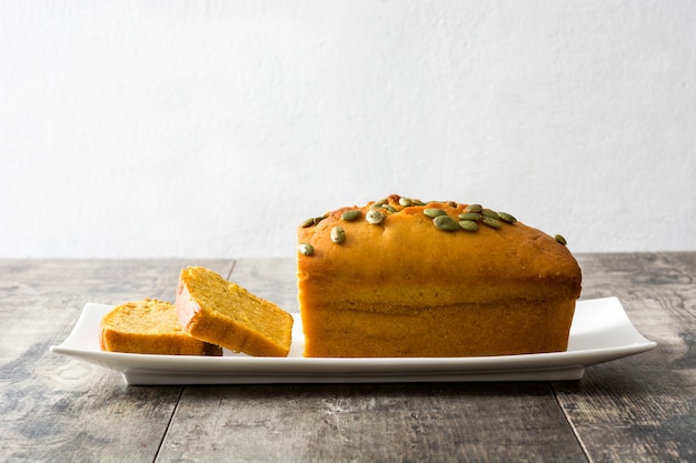 Pan casero de calabaza en mesa de madera.