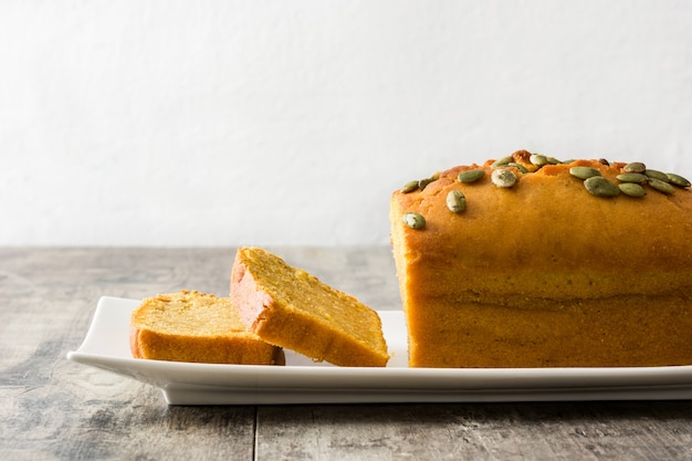 Pan casero de calabaza en mesa de madera.