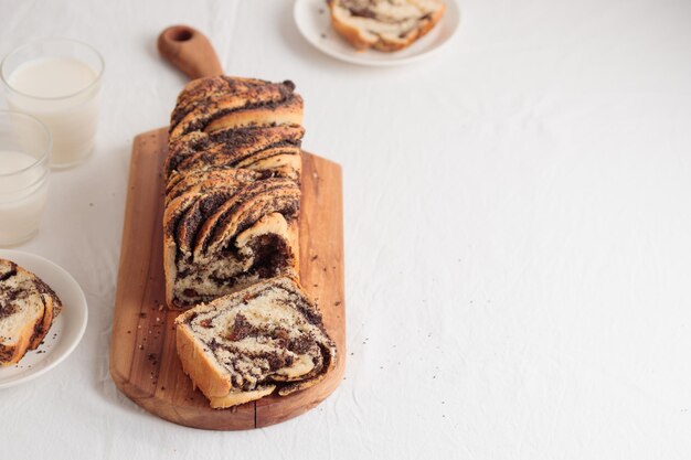 Pan casero dulce remolino con semillas de amapola