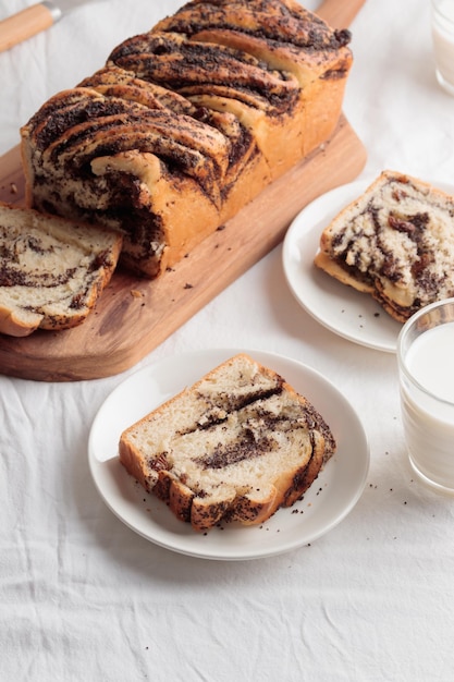 Pan casero dulce remolino con semillas de amapola