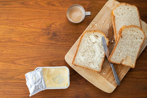 Pan casero fresco cortado en sándwiches untados con espacio de mantequilla para la vista superior del texto