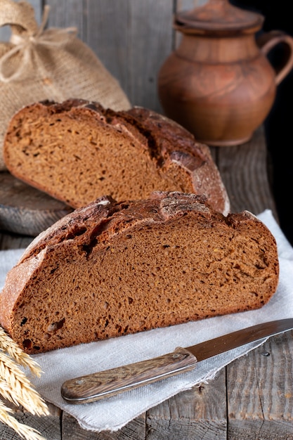 Pan casero fresco una mesa de madera. Pan de masa madre casero. Concepto de alimentación saludable.