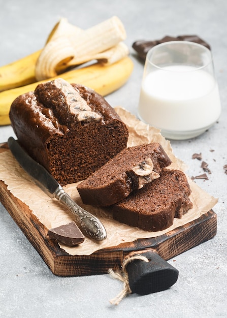 Pan casero de pastel de plátano y chocolate