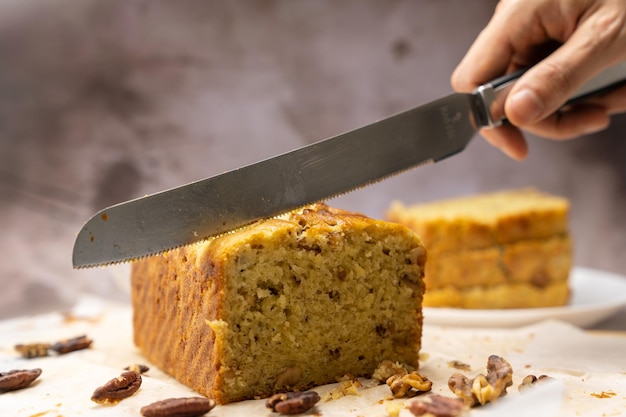 Pan casero de plátano y nueces o bizcocho