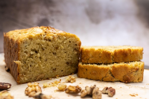 Pan casero de plátano y nueces o bizcocho