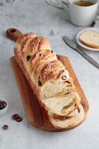 Pan casero con queso y aceitunas