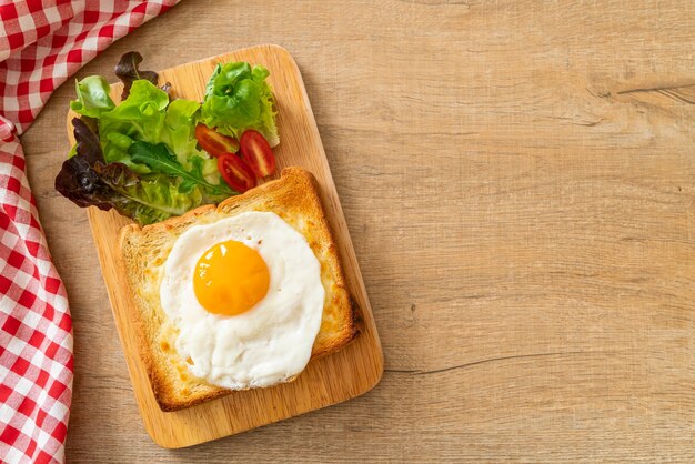 pan casero tostado con queso y huevo frito encima con ensalada de verduras para el desayuno