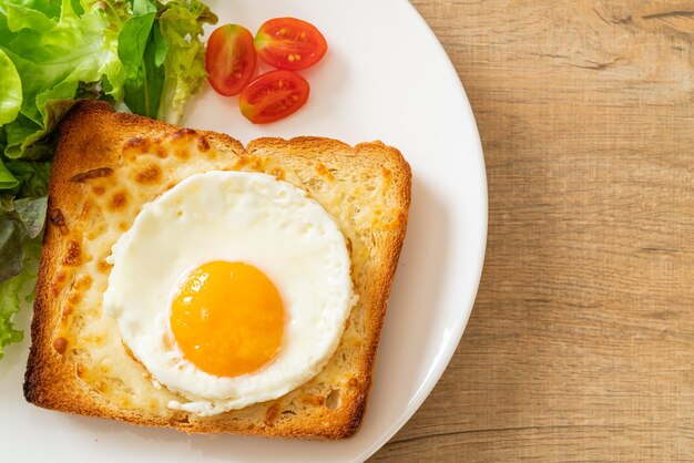 pan casero tostado con queso y huevo frito encima con ensalada de verduras para el desayuno