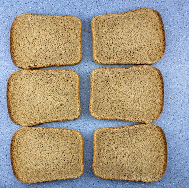 Pan de centeno agrio Rebanadas de pan de centeno sobre la mesa