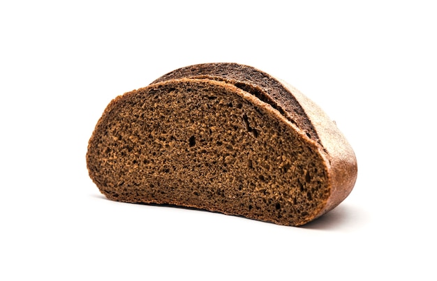 Pan de centeno aislado sobre fondo blanco.