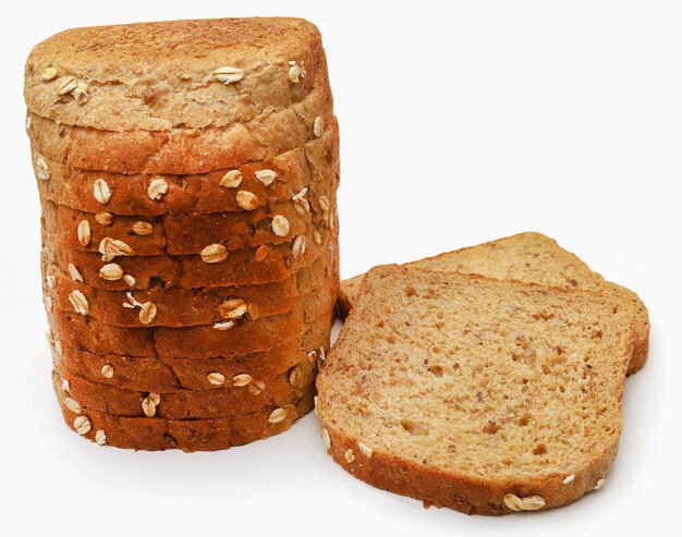 Pan de centeno de avena sobre fondo blanco.