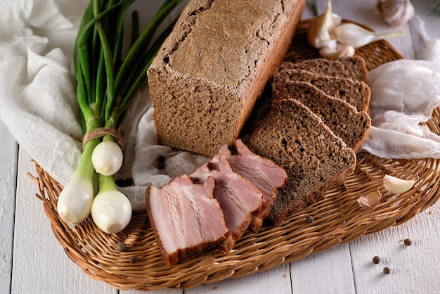 Pan de centeno casero para desayunar con carne y cebolla