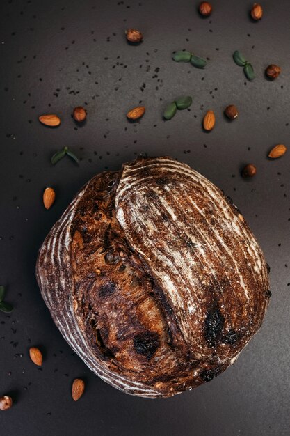 Pan de centeno casero recién horneado, vista superior. Pan con nueces y frutas confitadas.