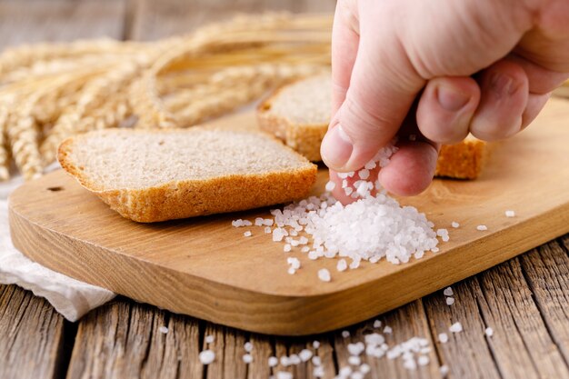 El pan de centeno se corta en pedazos en una tabla de cortar