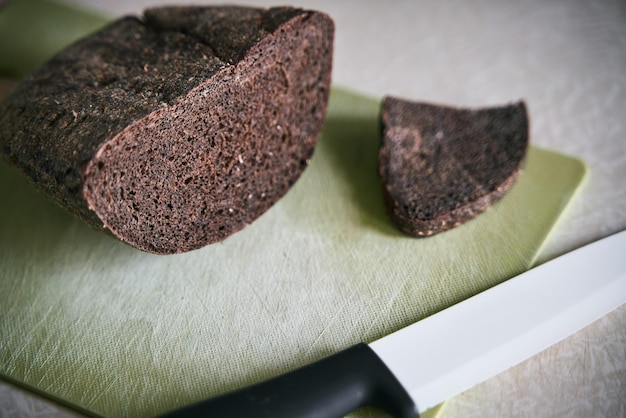 Pan de centeno cortado cerca de textura de pan negro horneado