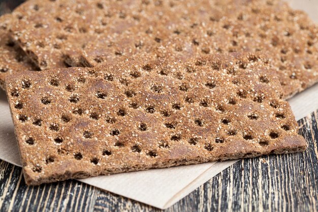 Pan de centeno crujiente, alimentos saludables a base de harina de centeno, pan fino y crujiente