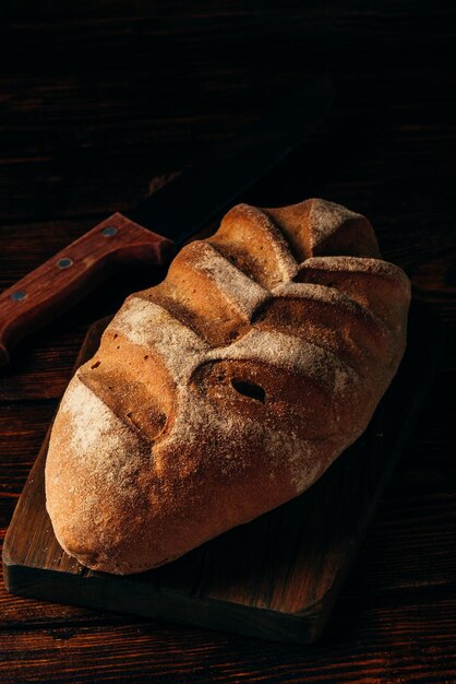 Foto pan de centeno con cuchillo