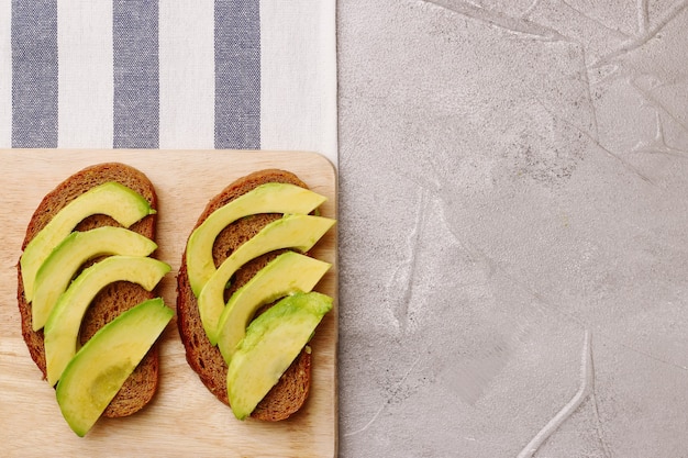 Foto pan de centeno elaborado con aguacate fresco en rodajas