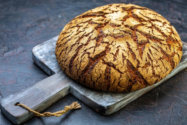 Pan de centeno finlandés artesanal sobre una tabla de madera