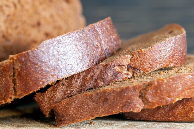 Pan de centeno fresco cortado en trozos para sándwiches