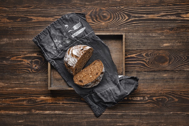 Pan de centeno fresco en la tabla de cortar de madera