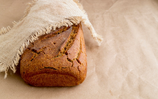 Pan de centeno hecho en casa sobre papel marrón. Comida sana.