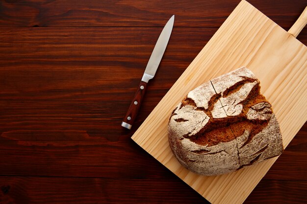 Pan de centeno en mesa de madera oscura