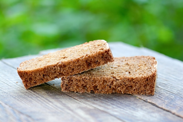 Pan de centeno en una mesa de madera