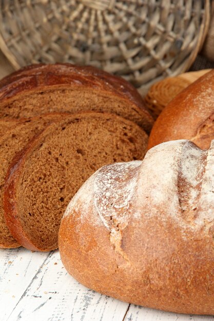 Pan de centeno en la mesa sobre fondo de mimbre