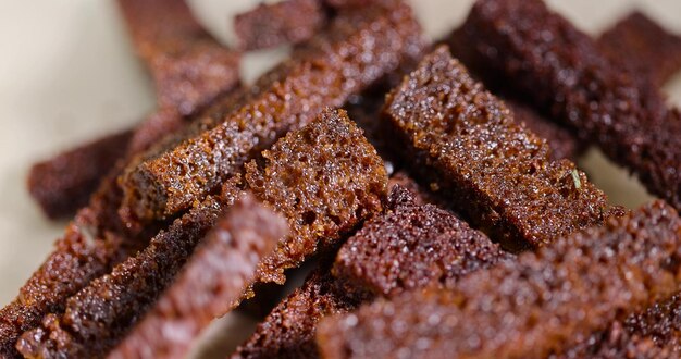 Pan de centeno negro frito en aceite de girasol, galletas de pan de centeno
