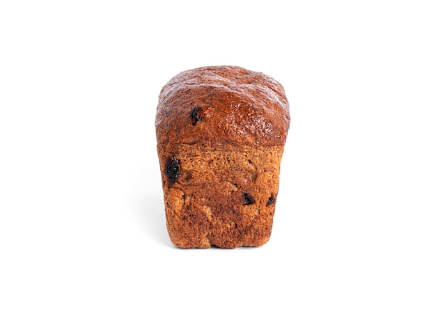 Pan de centeno negro con frutos secos sobre un fondo blanco. Foto de alta calidad