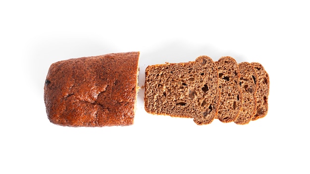 Pan de centeno negro con frutos secos sobre un fondo blanco. Foto de alta calidad