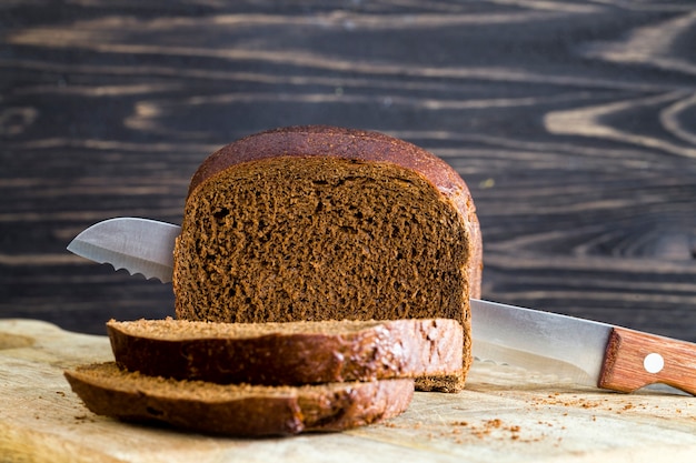 Pan de centeno negro recién horneado