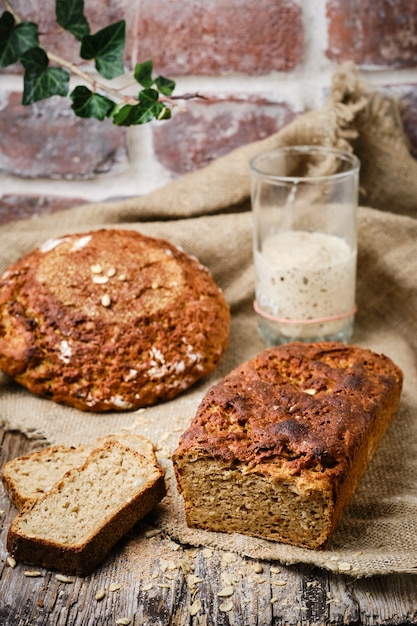 Pan de centeno, pan de masa fermentada tradicional, cortado en rodajas sobre una mesa de madera rústica. El concepto de métodos tradicionales para hornear pan de levadura. Comida sana y saludable.