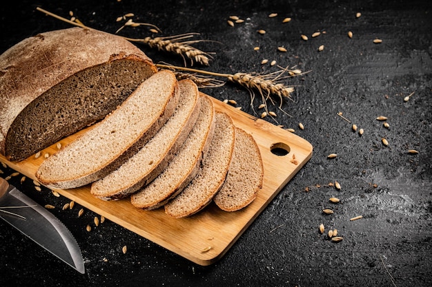 Pan de centeno rebanado en una tabla para cortar