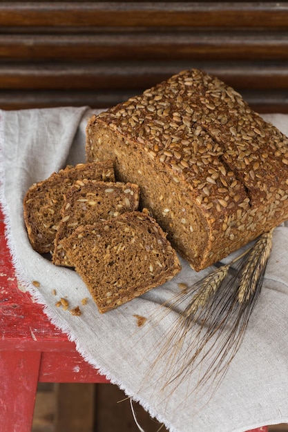 Pan de centeno recién horneado