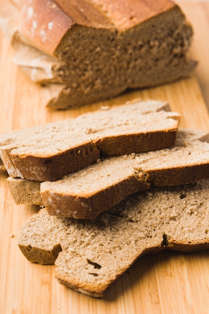 Pan de centeno y rodajas sobre tabla para cortar