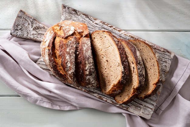 Pan de centeno en rodajas en la tabla de cortar