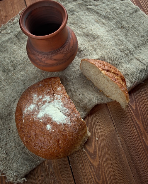 Foto pan de centeno rústico - pan tradicional recién horneado