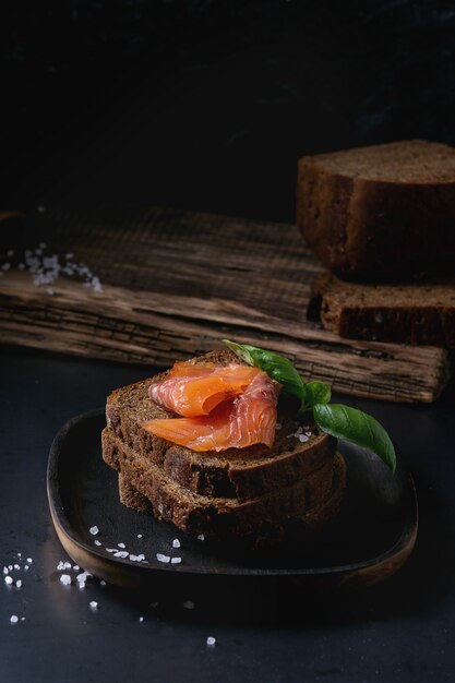 Pan de centeno con salmón ahumado.