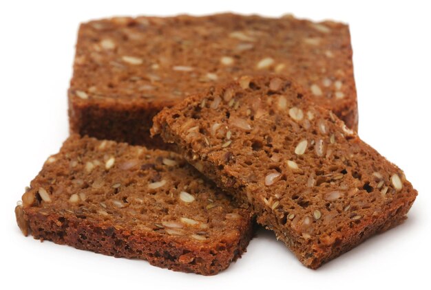 Pan de centeno saludable sobre fondo blanco.