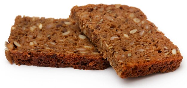 Pan de centeno saludable sobre fondo blanco.