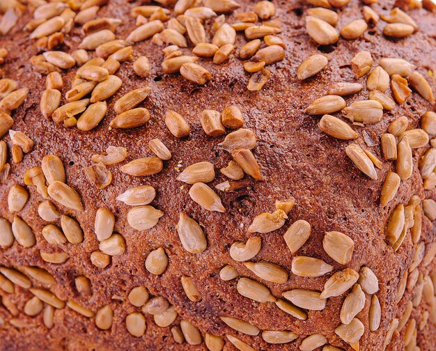 Pan de centeno con semillas de girasol en un blanco