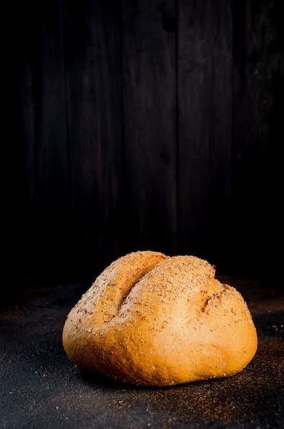 Pan de centeno sobre fondo oscuro