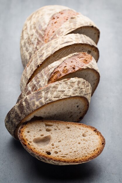 Pan de centeno en la superficie gris.