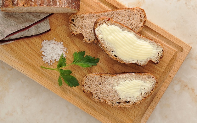 Pan de centeno en el tablero