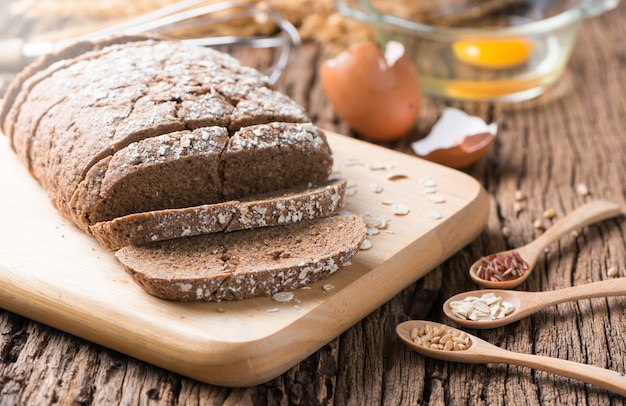 Pan de cereales casero con huevo crudo